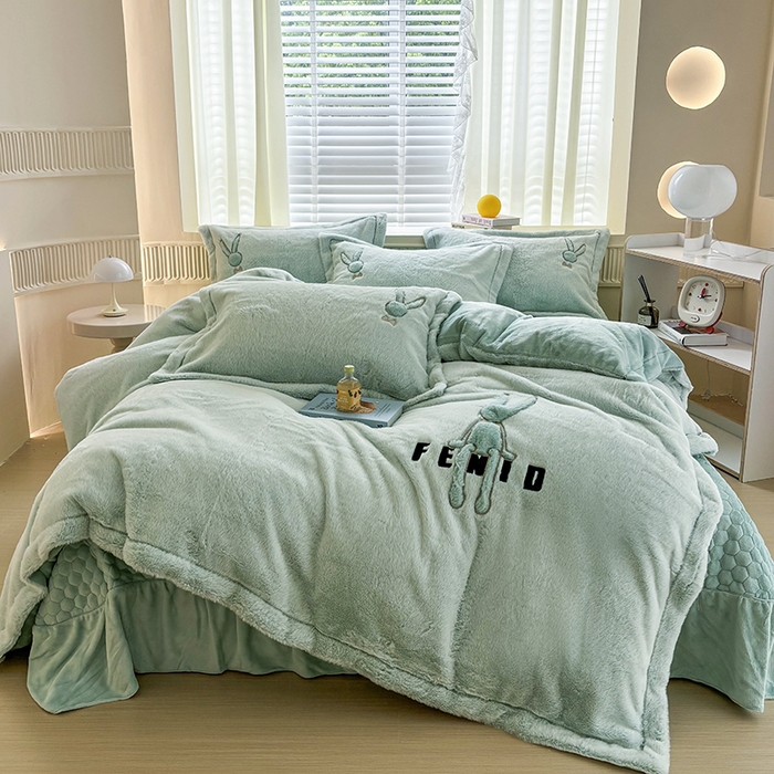 91家纺网 家纺一手货源 找家纺 新月家纺（锦威郎） 2024新款纯色保暖萌萌兔床盖四件套 萌兔湖蓝色