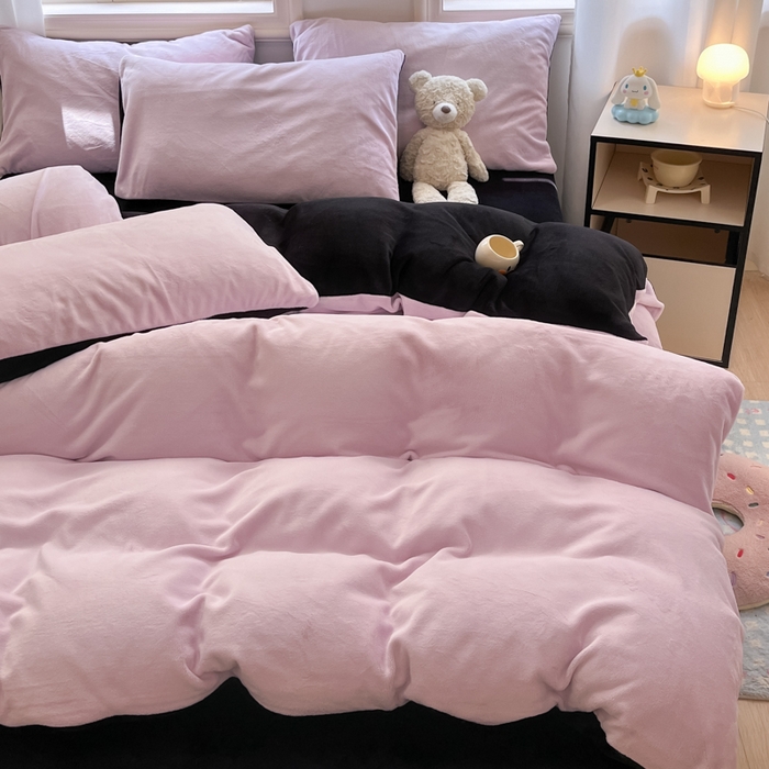 91家纺网 家纺一手货源 找家纺 慕澄家纺 2024新款纯色双拼牛奶绒四件套 豆蔻紫+黑