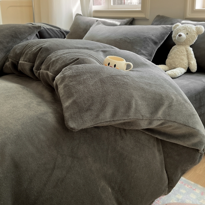 91家纺网 家纺一手货源 找家纺 慕澄家纺 2024新款纯色双拼牛奶绒四件套 墨灰