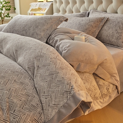 91家纺网 家纺一手货源 找家纺 （总）简如 2025新款A类230克加厚立体雕花绒四件套