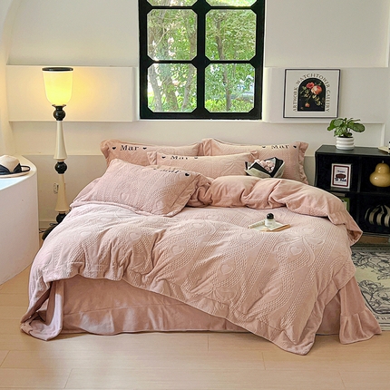 91家纺网 家纺一手货源 找家纺 昊川家纺 2024年新款230g全消光牛奶绒立体雕花轻奢绣花四件套 依恋-落日咖