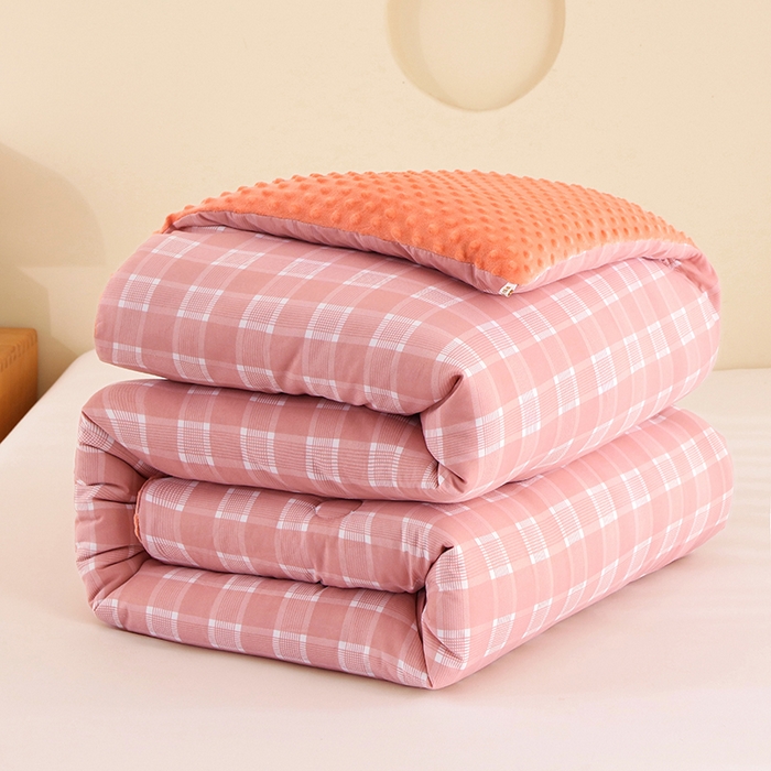 91家纺网 家纺一手货源 找家纺 爱宝被业 2025新款水洗棉双层纱豆豆绒被 西雅图-粉玉