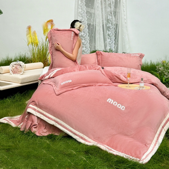 91家纺网 家纺一手货源 找家纺 新月家纺（锦威郎） 2024新款高贵轻奢保暖牛奶绒四件套系列-摩登 粉色