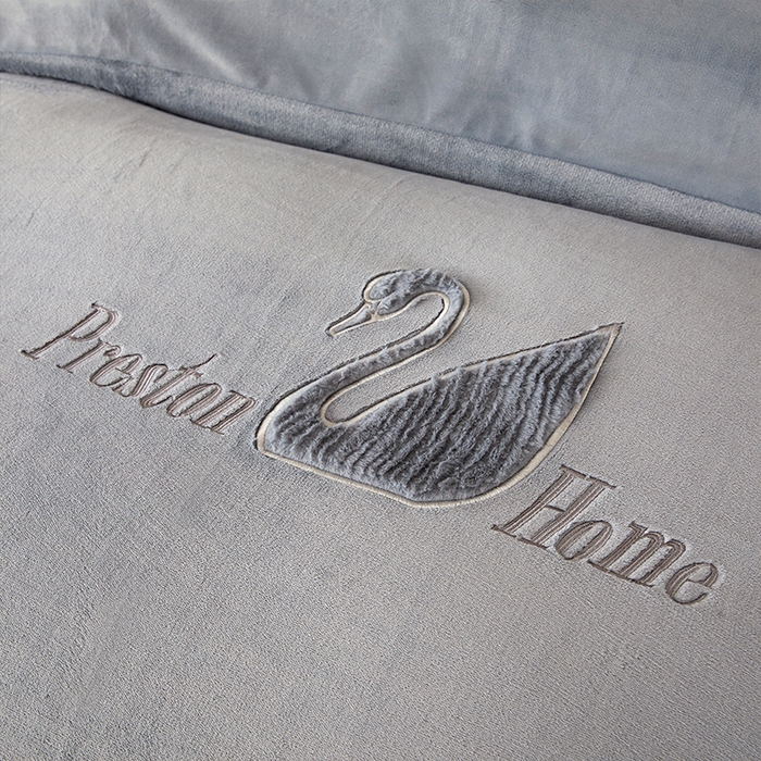 91家纺网 家纺一手货源 找家纺 新月家纺（锦威郎） 2024新款高克重牛奶绒全消光绗缝床盖床单四件套 爵士灰