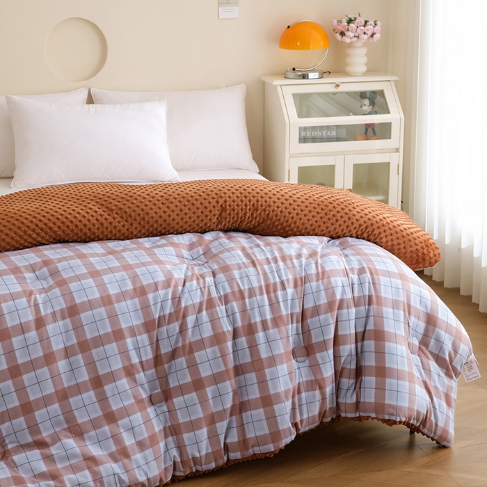 91家纺网 家纺一手货源 找家纺 爱宝被业 2025新款水洗棉双层纱豆豆绒被 露西-浅咖