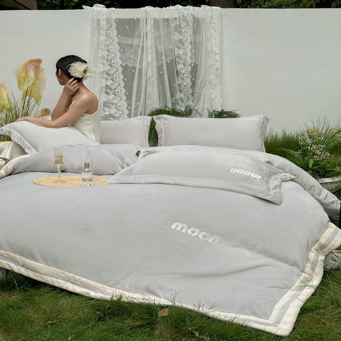 91家纺网 家纺一手货源 找家纺 新月家纺（锦威郎） 2024新款高贵轻奢保暖牛奶绒四件套系列-摩登 灰色