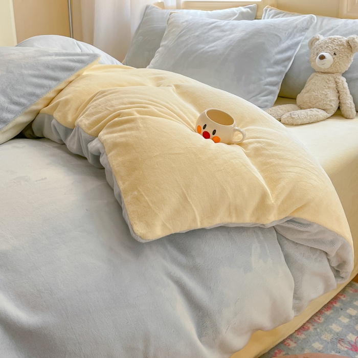 91家纺网 家纺一手货源 找家纺 慕澄家纺 2024新款纯色双拼牛奶绒四件套 天蓝+黄