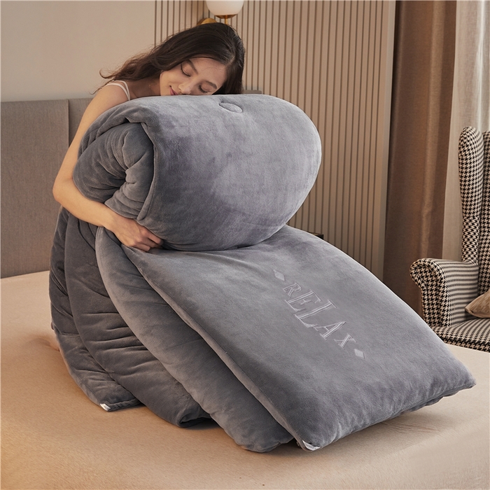 91家纺网 家纺一手货源 找家纺 美梦里 2024新款双面刺绣牛奶绒冬被 气质灰