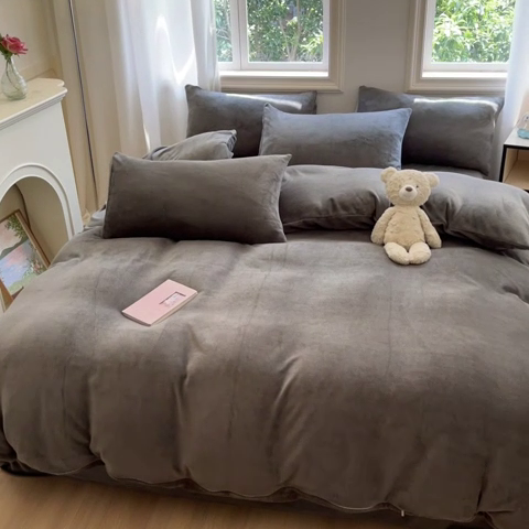 91家纺网 家纺一手货源 找家纺 慕澄家纺 2024新款纯色双拼牛奶绒四件套 墨灰