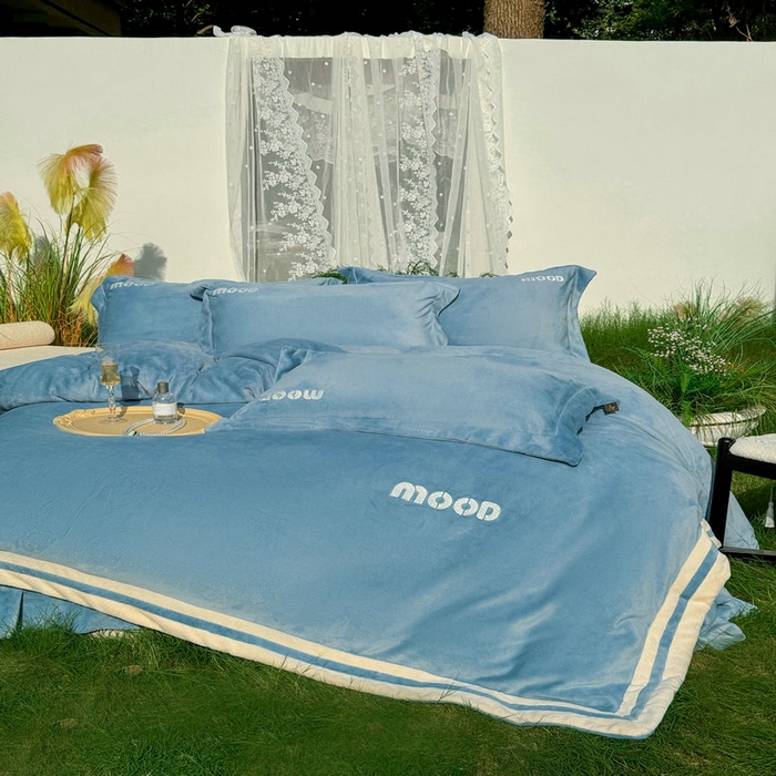 91家纺网 家纺一手货源 找家纺 新月家纺（锦威郎） 2024新款高贵轻奢保暖牛奶绒四件套系列-摩登 蓝色