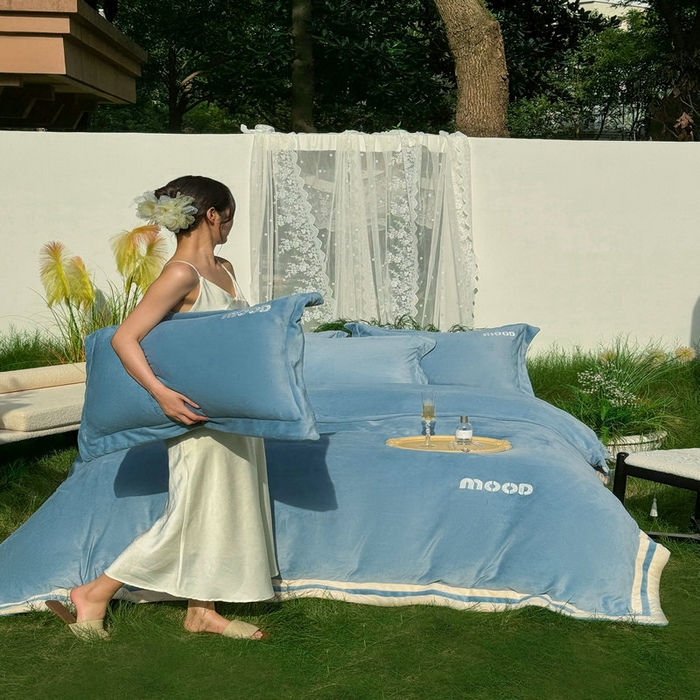 91家纺网 家纺一手货源 找家纺 新月家纺（锦威郎） 2024新款高贵轻奢保暖牛奶绒四件套系列-摩登 蓝色