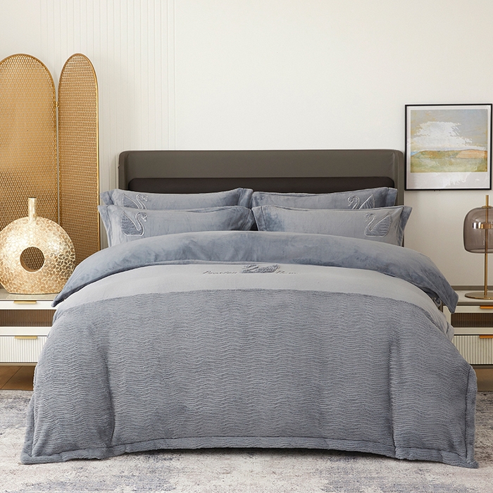 91家纺网 家纺一手货源 找家纺 新月家纺（锦威郎） 2024新款高克重牛奶绒全消光绗缝床盖床单四件套 爵士灰