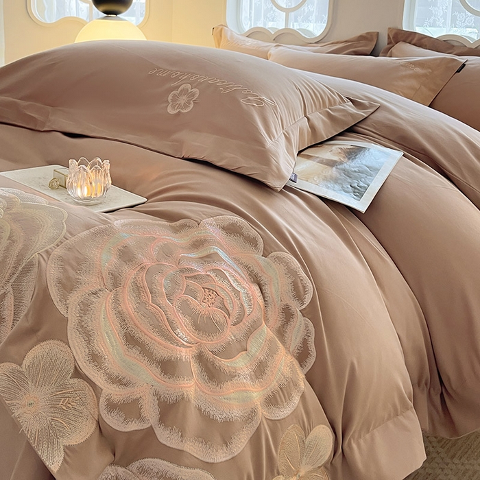 91家纺网 家纺一手货源 找家纺  【秋冬爆款】A类母婴级全棉磨毛四件套纯棉重工刺绣花轻奢风床单床笠款新疆棉高奢床上用品 缇菲-拿铁