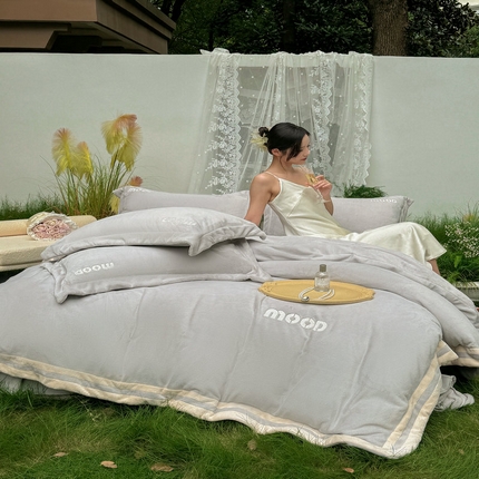 91家纺网 家纺一手货源 找家纺 新月家纺（锦威郎） 2024新款高贵轻奢保暖牛奶绒四件套系列-摩登 灰色