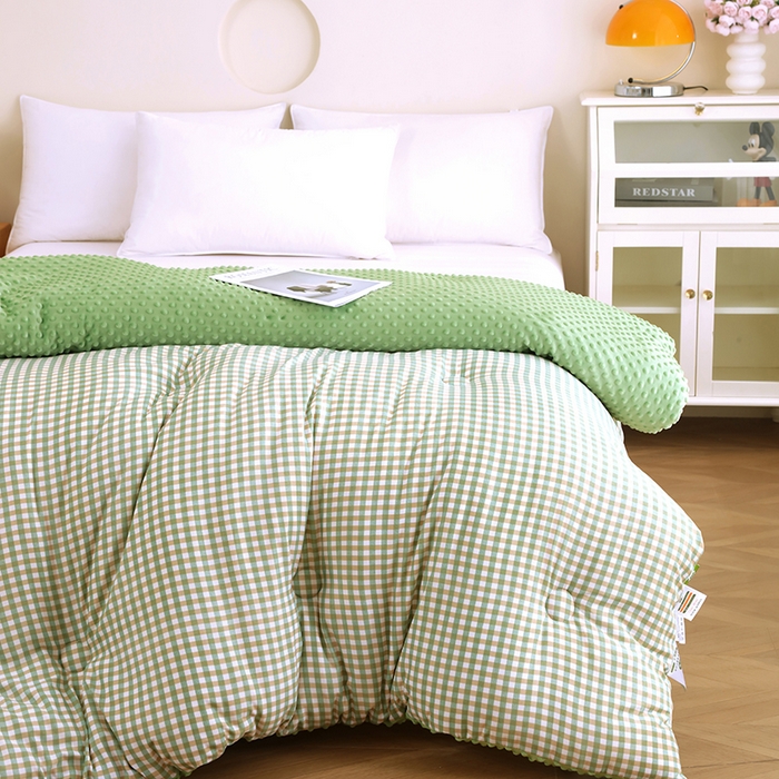 91家纺网 家纺一手货源 找家纺 爱宝被业 2025新款水洗棉双层纱豆豆绒被 克洛迪雅-绿