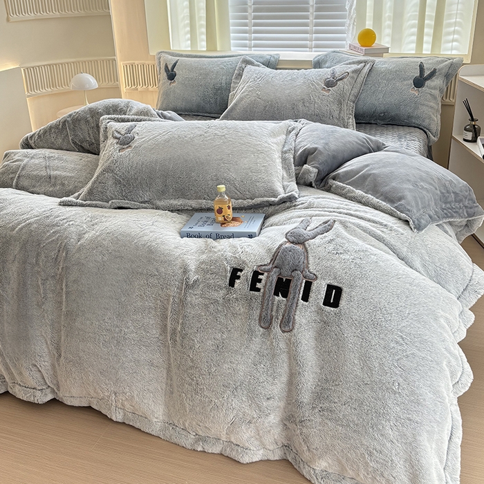 91家纺网 家纺一手货源 找家纺 新月家纺（锦威郎） 2024新款纯色保暖萌萌兔床盖四件套 萌兔高级灰