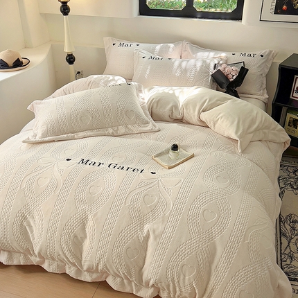 91家纺网 家纺一手货源 找家纺 （总）昊川 2025年新款高克重230g全消光牛奶绒四件套立体雕花轻奢绣花四件套