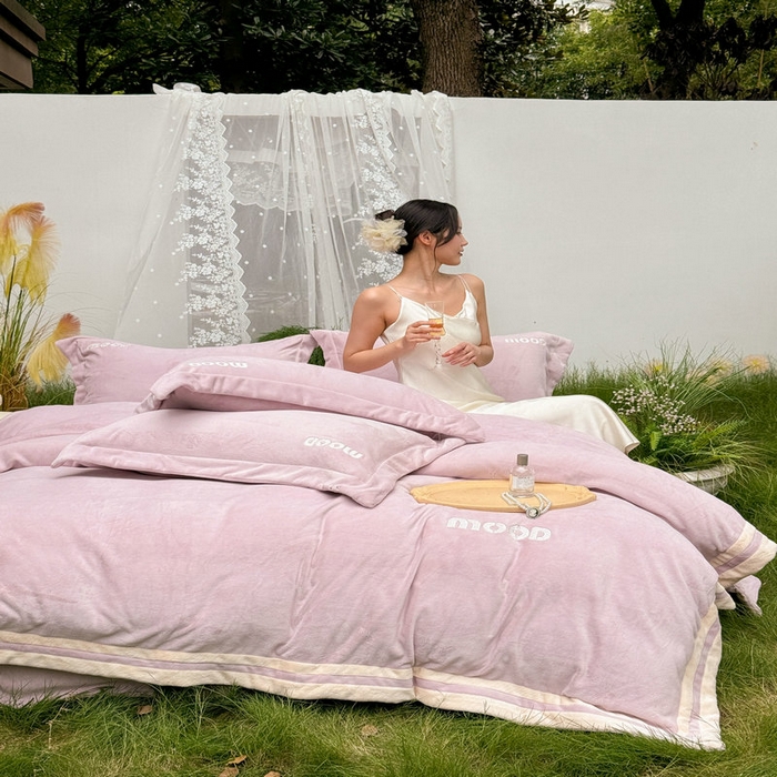 91家纺网 家纺一手货源 找家纺 新月家纺（锦威郎） 2024新款高贵轻奢保暖牛奶绒四件套系列-摩登 粉紫