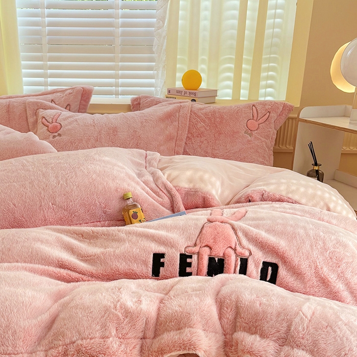 91家纺网 家纺一手货源 找家纺 新月家纺（锦威郎） 2024新款纯色保暖萌萌兔床盖四件套 萌兔粉玉色