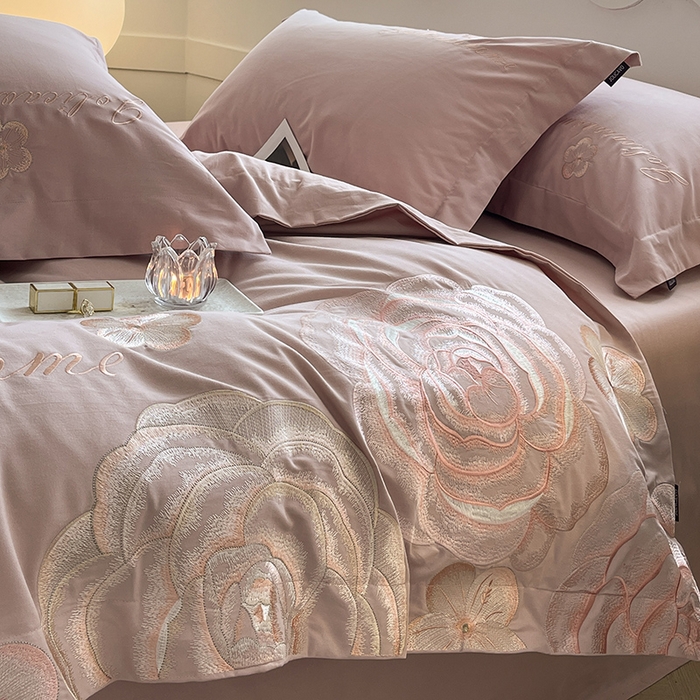 91家纺网 家纺一手货源 找家纺  【秋冬爆款】A类母婴级全棉磨毛四件套纯棉重工刺绣花轻奢风床单床笠款新疆棉高奢床上用品 缇菲-红桃