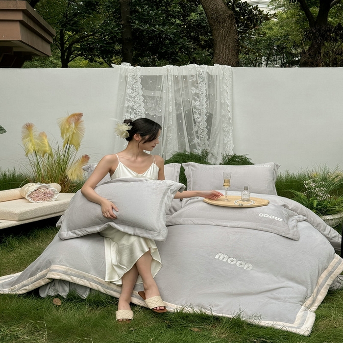 91家纺网 家纺一手货源 找家纺 新月家纺（锦威郎） 2024新款高贵轻奢保暖牛奶绒四件套系列-摩登 灰色