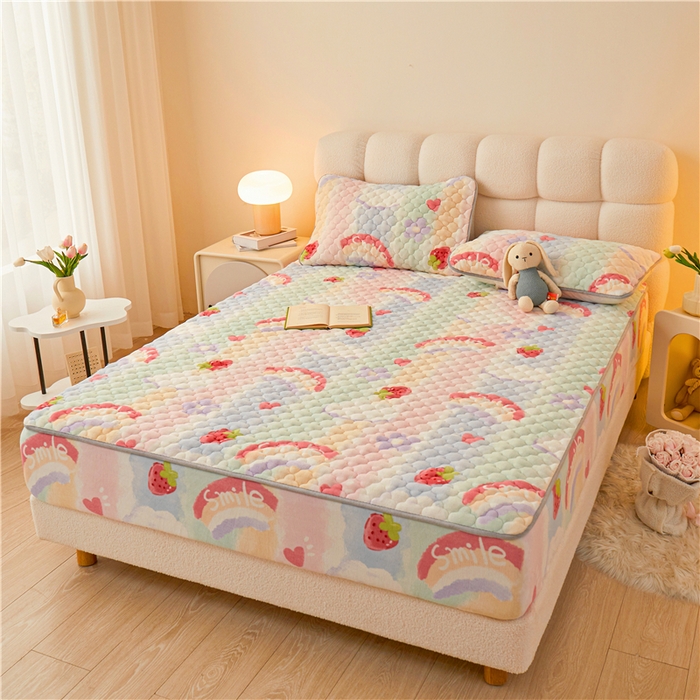 91家纺网 家纺一手货源 找家纺 喜居 2024新款加厚印花牛奶绒夹棉床笠床护垫单床笠 彩虹草莓