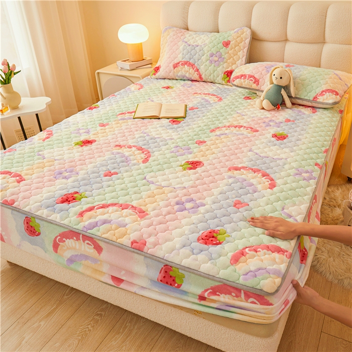 91家纺网 家纺一手货源 找家纺 喜居 2024新款加厚印花牛奶绒夹棉床笠床护垫单床笠 彩虹草莓