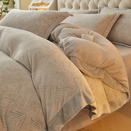 91家纺网 家纺一手货源 找家纺 （总）简如 2025新款A类230克加厚立体雕花绒四件套