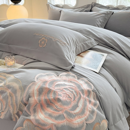 91家纺网 家纺一手货源 找家纺  【秋冬爆款】A类母婴级全棉磨毛四件套纯棉重工刺绣花轻奢风床单床笠款新疆棉高奢床上用品    缇菲-夜灰