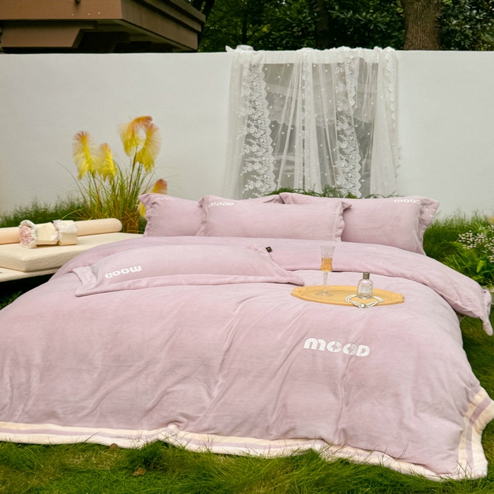 91家纺网 家纺一手货源 找家纺 新月家纺（锦威郎） 2024新款高贵轻奢保暖牛奶绒四件套系列-摩登 粉紫