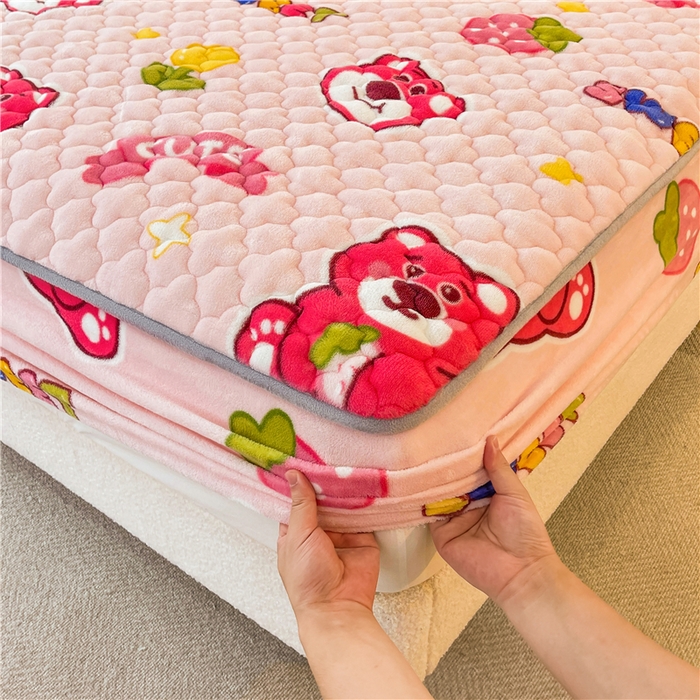 91家纺网 家纺一手货源 找家纺 喜居 2024新款加厚印花牛奶绒夹棉床笠床护垫单床笠 草莓小熊