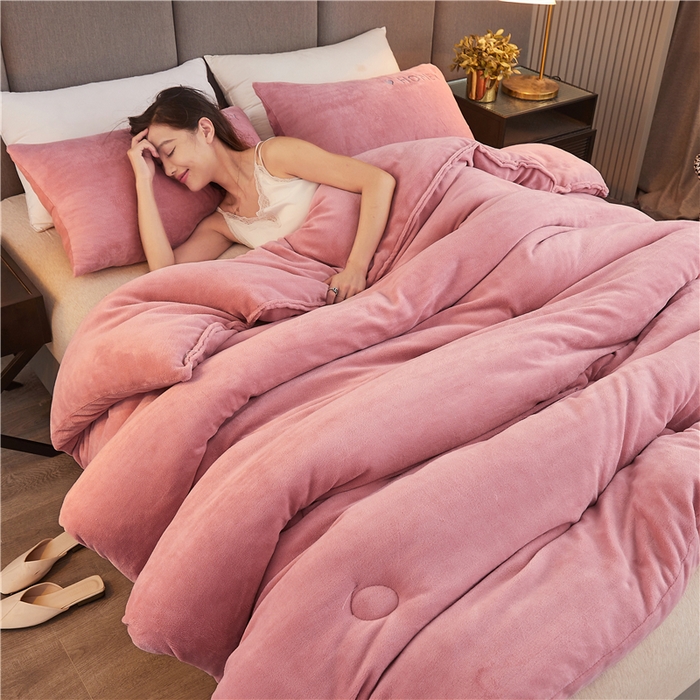 91家纺网 家纺一手货源 找家纺 美梦里 2024新款双面刺绣牛奶绒冬被 豆沙粉