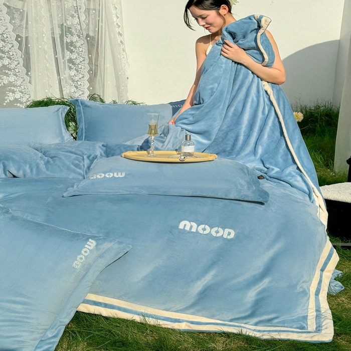 91家纺网 家纺一手货源 找家纺 新月家纺（锦威郎） 2024新款高贵轻奢保暖牛奶绒四件套系列-摩登 蓝色