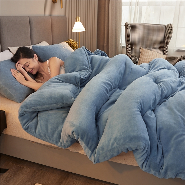 91家纺网 家纺一手货源 找家纺 美梦里 2024新款双面刺绣牛奶绒冬被 月光蓝