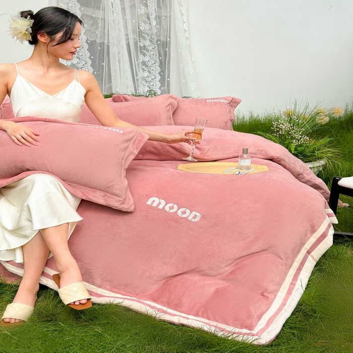 91家纺网 家纺一手货源 找家纺 新月家纺（锦威郎） 2024新款高贵轻奢保暖牛奶绒四件套系列-摩登 粉色