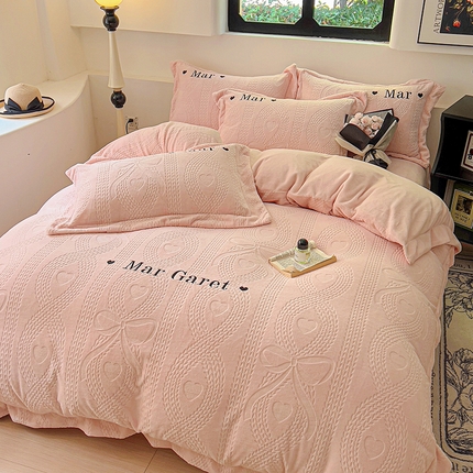 91家纺网 家纺一手货源 找家纺 （总）昊川 2025年新款高克重230g全消光牛奶绒四件套立体雕花轻奢绣花四件套