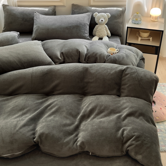 91家纺网 家纺一手货源 找家纺 慕澄家纺 2024新款纯色双拼牛奶绒四件套 墨灰