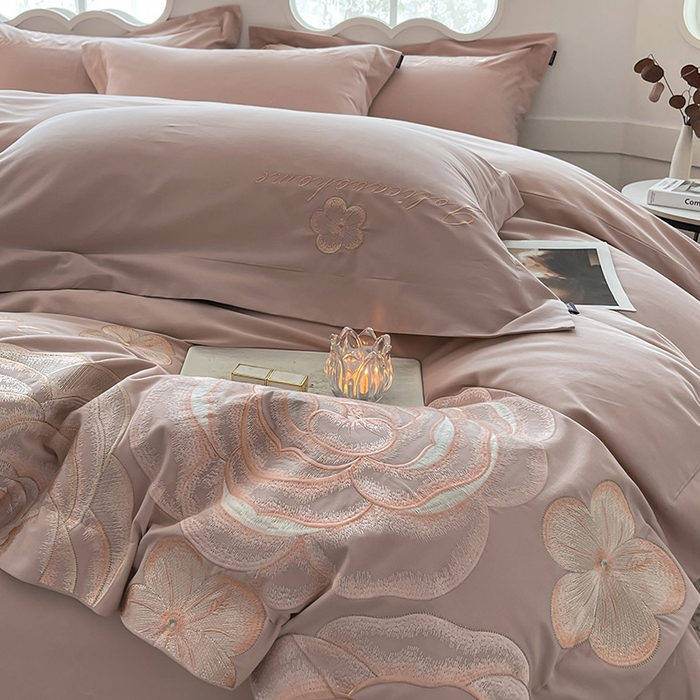 91家纺网 家纺一手货源 找家纺  【秋冬爆款】A类母婴级全棉磨毛四件套纯棉重工刺绣花轻奢风床单床笠款新疆棉高奢床上用品 缇菲-红桃