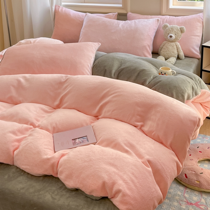 91家纺网 家纺一手货源 找家纺 慕澄家纺 2024新款纯色双拼牛奶绒四件套 粉+火山灰