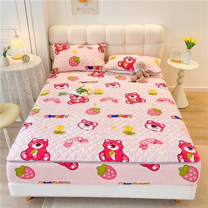 91家纺网 家纺一手货源 找家纺 喜居 2024新款加厚印花牛奶绒夹棉床笠床护垫单床笠 草莓小熊