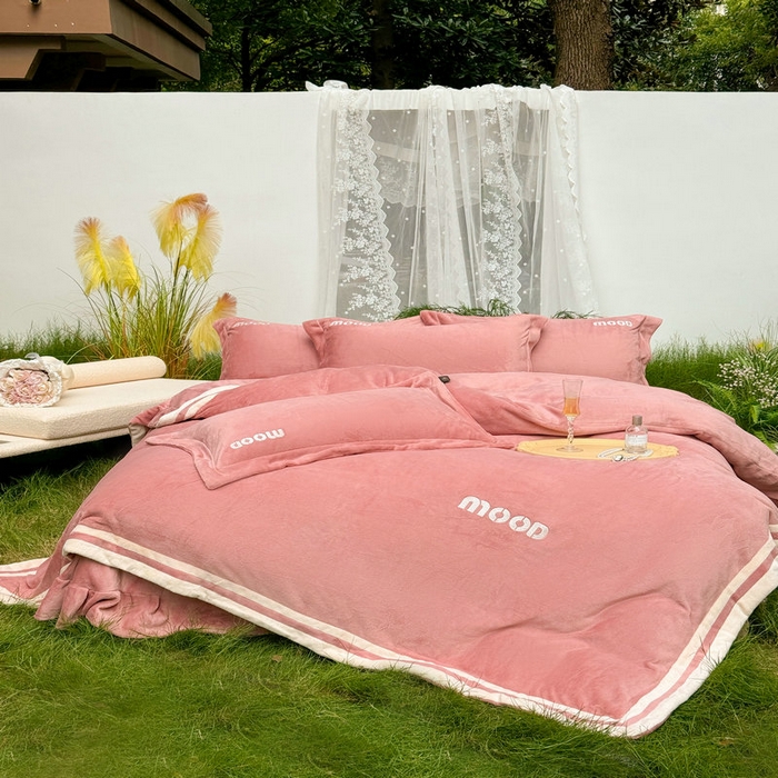 91家纺网 家纺一手货源 找家纺 新月家纺（锦威郎） 2024新款高贵轻奢保暖牛奶绒四件套系列-摩登 粉色