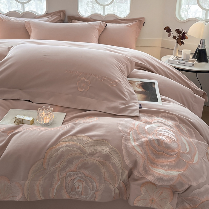 91家纺网 家纺一手货源 找家纺  【秋冬爆款】A类母婴级全棉磨毛四件套纯棉重工刺绣花轻奢风床单床笠款新疆棉高奢床上用品 缇菲-红桃