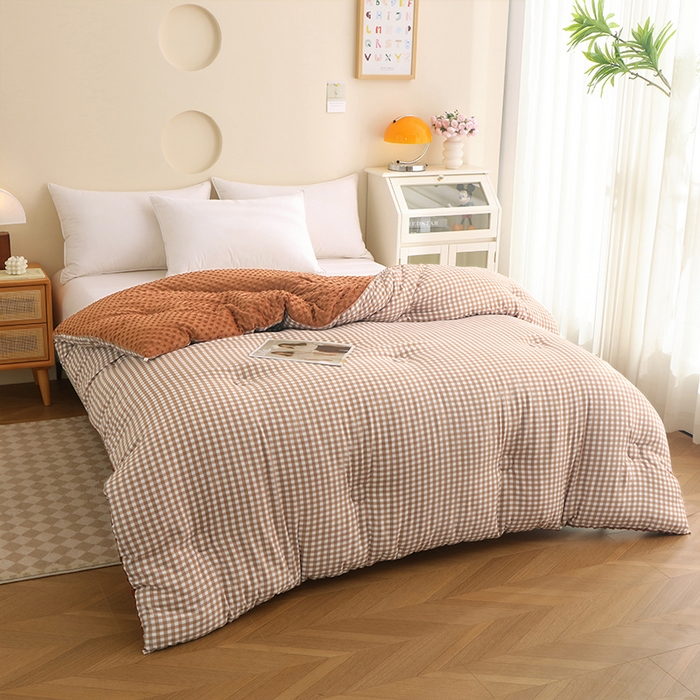 91家纺网 家纺一手货源 找家纺 爱宝被业 2025新款水洗棉双层纱豆豆绒被 克洛迪雅-浅咖