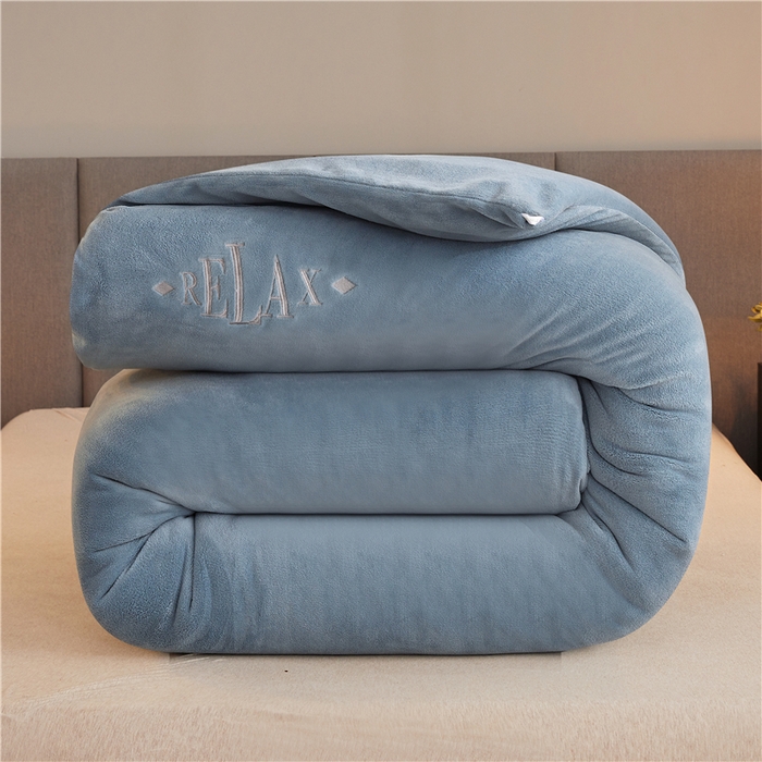 91家纺网 家纺一手货源 找家纺 美梦里 2024新款双面刺绣牛奶绒冬被 月光蓝