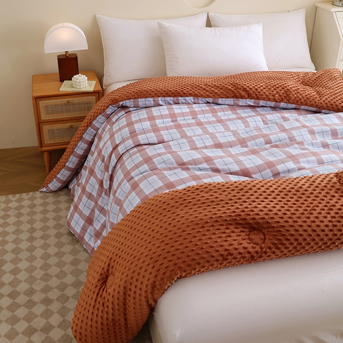 91家纺网 家纺一手货源 找家纺 爱宝被业 2025新款水洗棉双层纱豆豆绒被 露西-浅咖