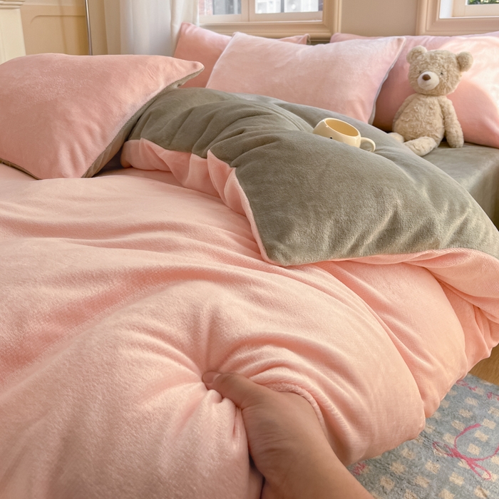 91家纺网 家纺一手货源 找家纺 慕澄家纺 2024新款纯色双拼牛奶绒四件套 粉+火山灰