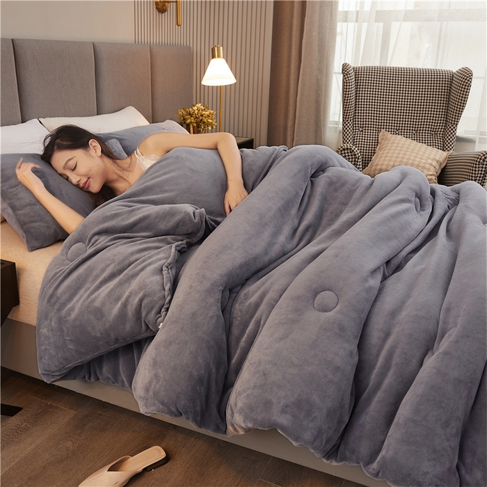 91家纺网 家纺一手货源 找家纺 美梦里 2024新款双面刺绣牛奶绒冬被 气质灰