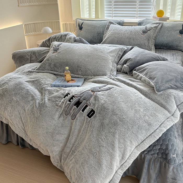 91家纺网 家纺一手货源 找家纺 新月家纺（锦威郎） 2024新款纯色保暖萌萌兔床盖四件套 萌兔高级灰