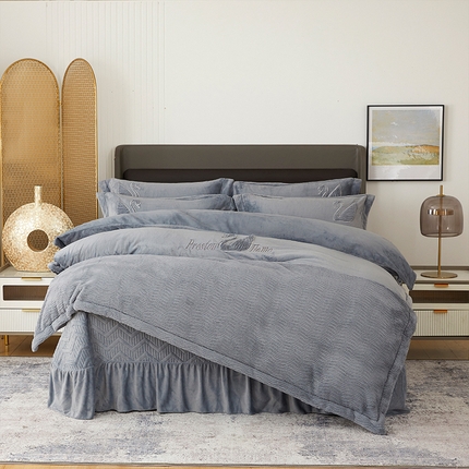 91家纺网 家纺一手货源 找家纺 新月家纺（锦威郎） 2024新款高克重牛奶绒全消光绗缝床盖床单四件套 爵士灰