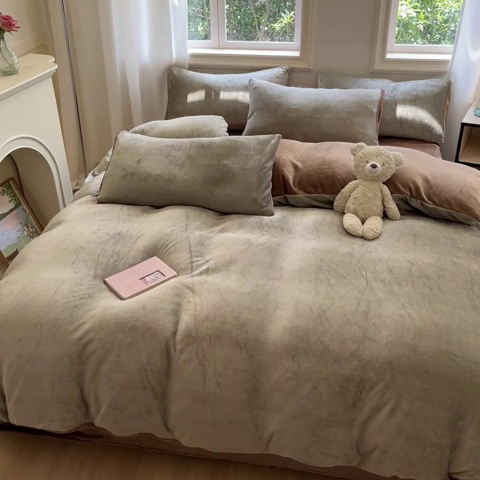 91家纺网 家纺一手货源 找家纺 慕澄家纺 2024新款纯色双拼牛奶绒四件套 灰+浅棕